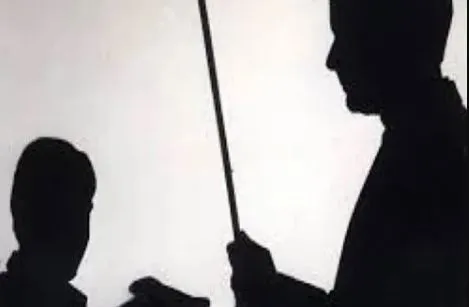 ट्यूशन शिक्षक ने आठ साल की छात्र को लोहे की छड़ से मारा, और फिर…
