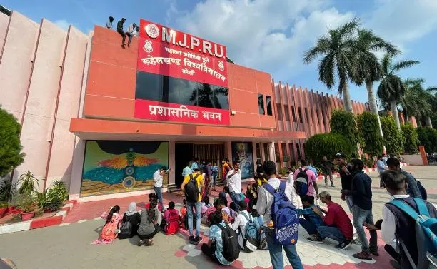 बरेली: यूनिवर्सिटी में छात्रों का हंगामा, प्रशासनिक भवन की छत पर चढ़े स्टूडेंट्स