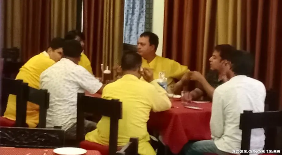 बरेली: बोर्ड बैठक से पहले बार में बैठे थे सपा-भाजपा पार्षद, फोटो वायरल