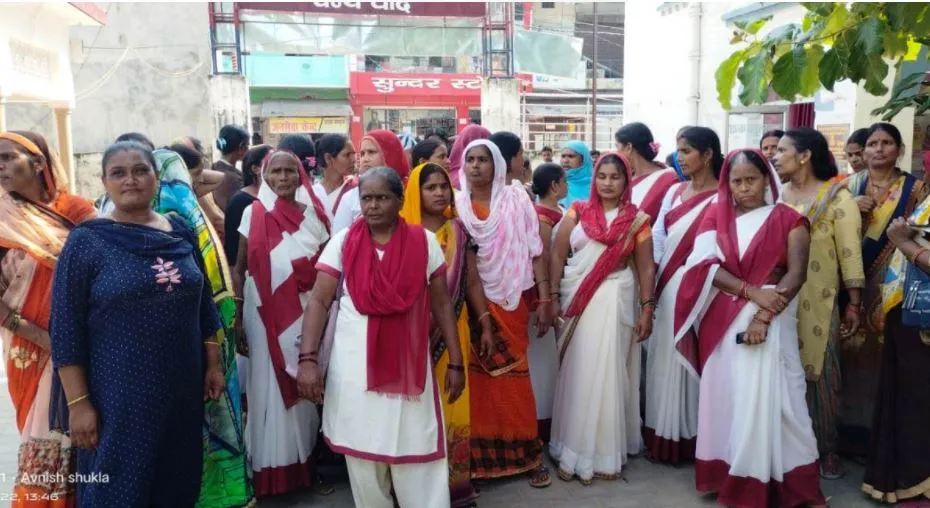 लखीमपुर-खीरी: आया से अभद्रता पर पुलिस ने नहीं दर्ज की रिपोर्ट, जमकर हंगामा