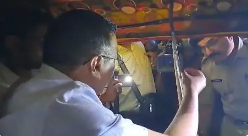 Video: अरविंद केजरीवाल को ऑटो में बैठने पर गुजरात पुलिस से नोंकझोंक, कही ये बात