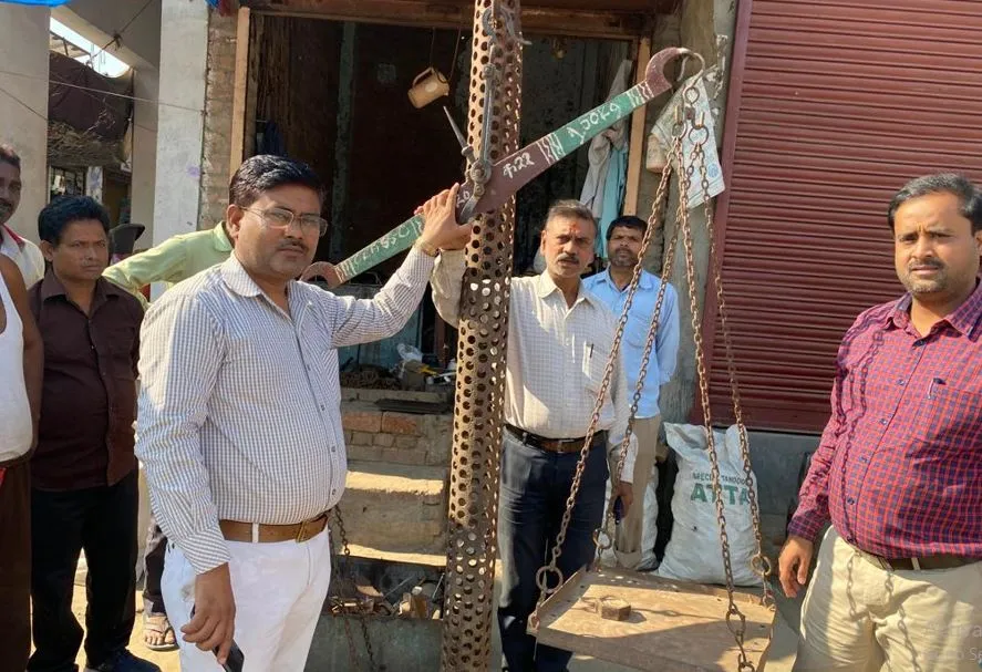 बरेली: भरोसे के तराजू पर घटतौली का बांट, धर्मकांटे की तौल में गड़बड़ी के साथ ही फल-सब्जी और मिठाई में की जा रही घटताैली