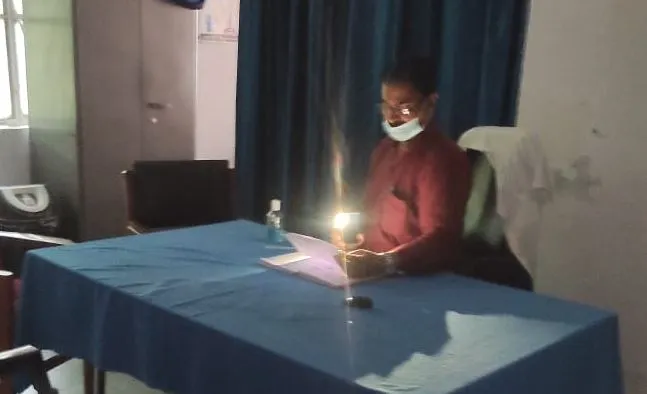 पीलीभीत: बिजली गुल… महिला अस्पताल की व्यवस्थाएं ठप, मोबाइल की लाइट में चली सेवाएं