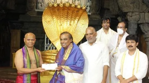 मुकेश अंबानी ने भगवान वेंकटेश्वर मंदिर में दिया दान, चढ़ाए इतने करोड़ रुपए