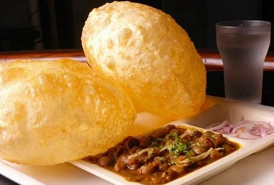 नाश्ते में लोगों को जरूर ट्राई करनी चाहिए अमृतसरी छोले भटूरे, जानें आसान रेसिपी