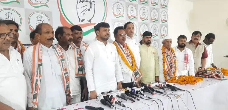 बरेली: पूर्व विधायक छोटेलाल गंगवार समर्थकों के साथ कांग्रेस में शामिल