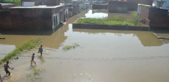 बरेली: बिन बारिश डूबा बाकरगंज, लोगों को हो रही घरों से निकलने में दिक्कत