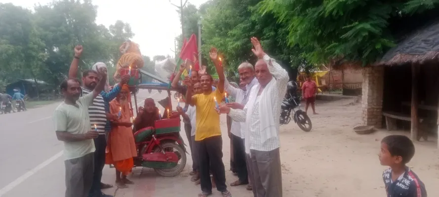 अयोध्या: दिव्यांग छात्रा को न्याय दिलाने के लिए निकाला कैंडल मार्च