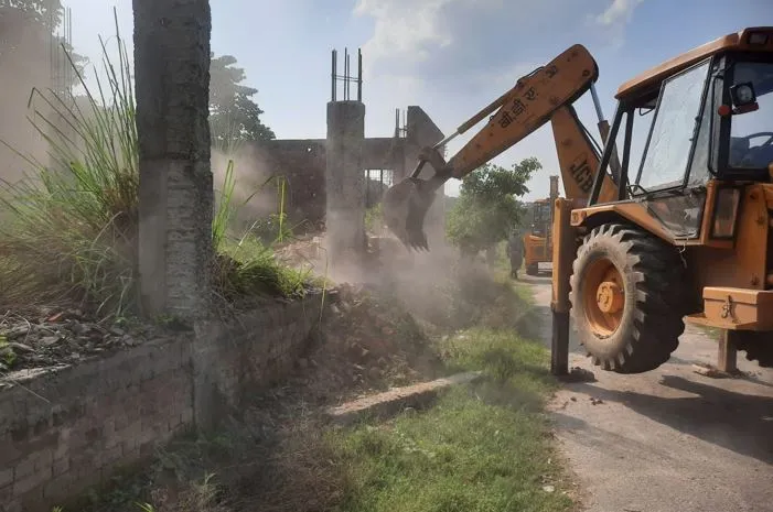 बरेली: बीसलपुर रोड पर अवैध कालोनी पर बीडीए ने चलाया बुलडोजर