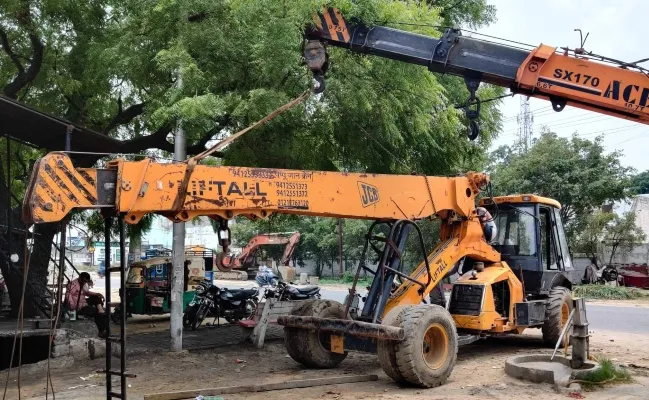 मेरठ: क्रेन टूटकर मकानों पर गिरी, महिला और बच्चे समेत तीन घायल