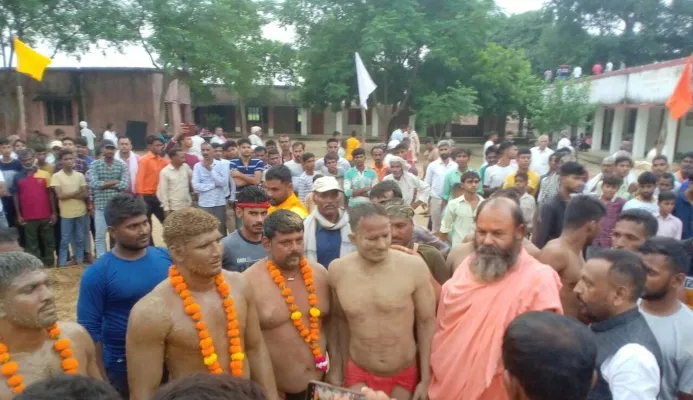 रायबरेली: दंगल में अंशुल और वीरेंद्र के दांव पर चित्त हुए पहलवान