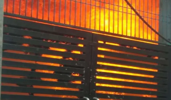 संभल : प्रशासन की लापरवाही या अनदेखी, आबादी में संचालित मेंथा फैक्ट्रियों से हादसे का खतरा