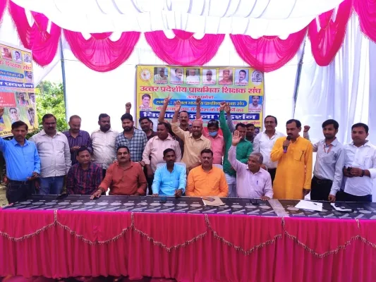 अयोध्या: पुरानी पेंशन बहाली को लेकर शिक्षकों ने दिया धरना