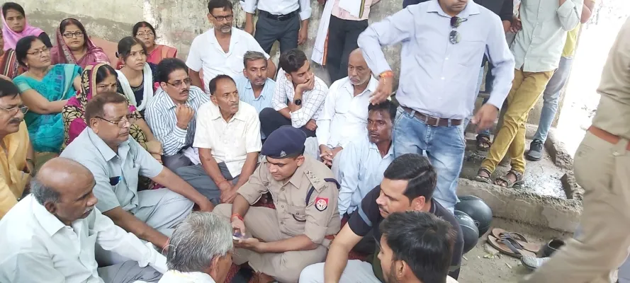 उन्नाव: बेटी के हत्यारों पर कार्रवाई न होने को लेकर परिजनों ने दिया धरना, विधायक के आश्वासन पर माने