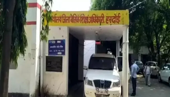हरदोई: प्रधानाध्यापक ने लगाया अभद्रता करने का आरोप, बीईओ ने बताया शिकायत की हो रही है जांच