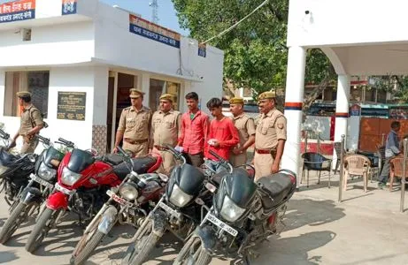 बरेली: पुलिस ने दो शातिर चोरों को दबोचा, चोरी की छह बाइकें, गहने और मोबाइल किया बरामद
