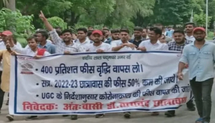 प्रयागराज: इलाहाबाद यूनिवर्सिटी में बड़ा बवाल, फीस वृद्धि पर आक्रोशित छात्रों ने किया भू-समाधि लेने का प्रयास