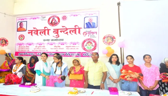 बांदा: मेधावी छात्राओं ने केक काटकर मनाया पंचमी को जन्मी सात कन्याओं का जन्मदिन