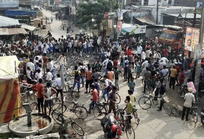 लखीमपुर-खीरी: पुल निर्माण की मांग को लेकर छात्रों और ग्रामीणों ने ढखेरवा मार्ग किया जाम