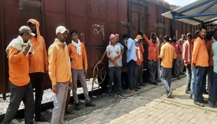 कानपुर: राजधानी एक्सप्रेस से कटकर की-मैन की मौत, हंगामा