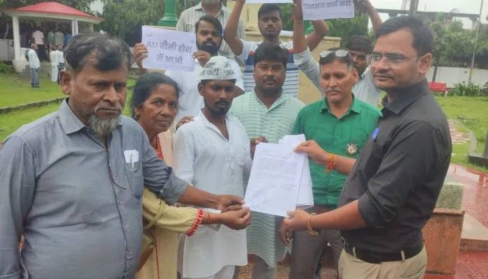अयोध्या: फीस वृद्धि के खिलाफ आम आदमी पार्टी ने किया प्रदर्शन, सौंपा ज्ञापन