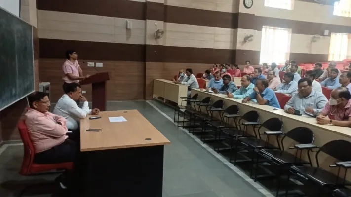 लखनऊ: केजीएमयू कर्मचारियों को मिला शिक्षकों का समर्थन, बढ़ सकती हैं मरीजों की परेशानी