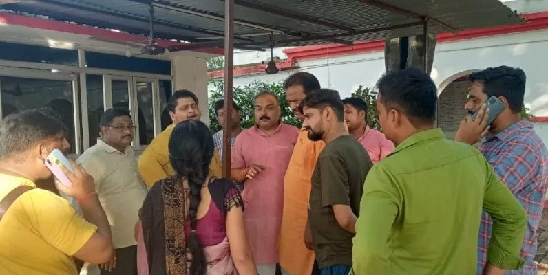 सुल्तानपुर: दिनदहाड़े सर्राफ की दुकान से ढाई लाख के जेवरात लूटे