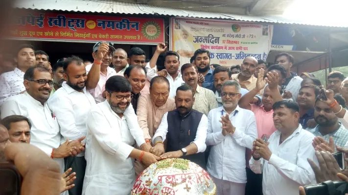 रायबरेली: 72 किलो लड्डू भोग के साथ प्रधानमंत्री के दीर्घायु होने की हुई कामना