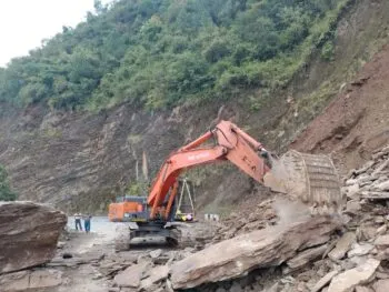 चंपावत: भारी बारिश से चंपावत-टनकपुर एनएच में मलबा आने से यातायात प्रभावित