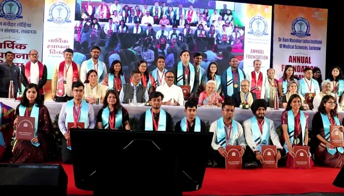 लखनऊ: मेडल पाकर खिले डॉक्टर्स के चेहरे, कहा-चुनौतियां बहुत आई लेकिन परिणाम ने बढ़ाया हौसला