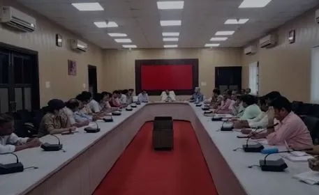 मथुरा: दो अक्टूबर को होने वाले कार्यक्रम को लेकर डीएम ने की समीक्षा बैठक, कई आला अधिकारी रहे मौजूद