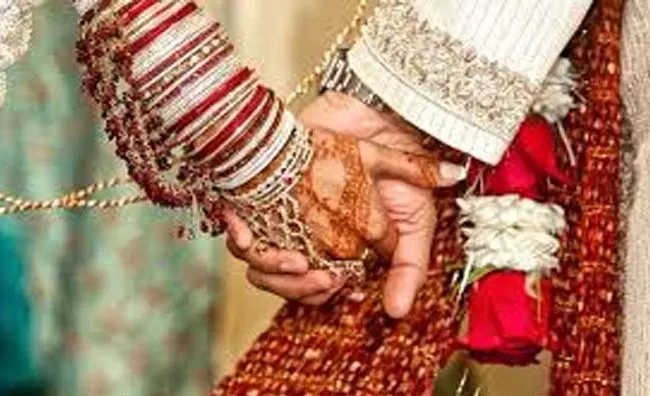 आगरा: विदेशी कपल ने आगरा में रचाई शादी, हिन्दू संस्कृति से हुए प्रभावित