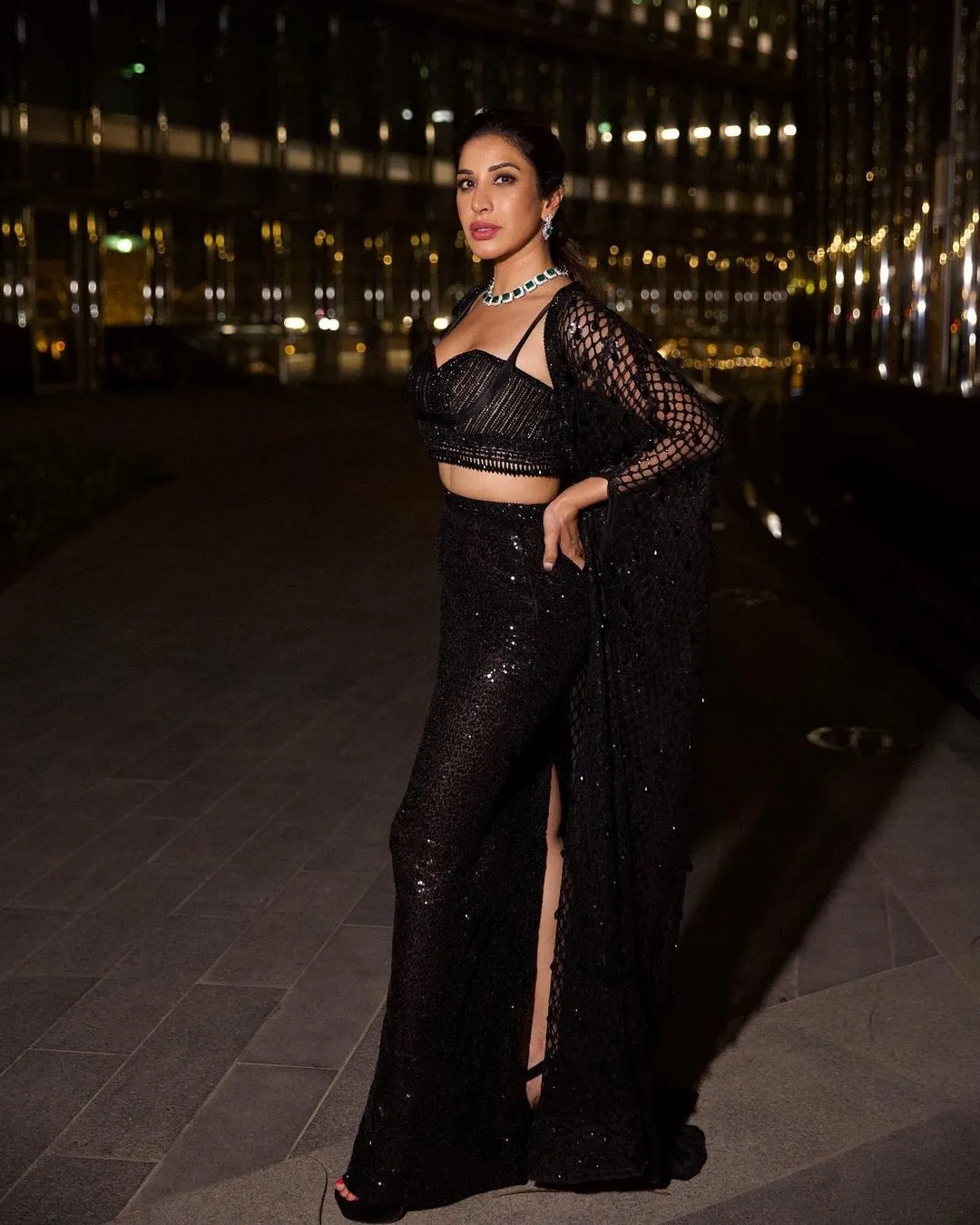 Sophie Choudry Photos: ब्लैक ड्रेस में सोफी चौधरी ने दिखाईं ग्लैमरस अदाएं, तस्वीरें देख धड़का फैंस का दिल