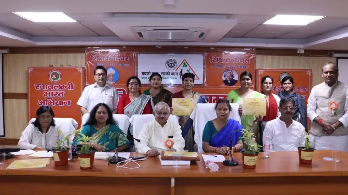 शिक्षक सम्मान समारोह: बोले एकेटीयू कुलपति, कहा- भारत को स्वावलंबी बनाने के लिए शिक्षकों की भागीदारी जरूरी