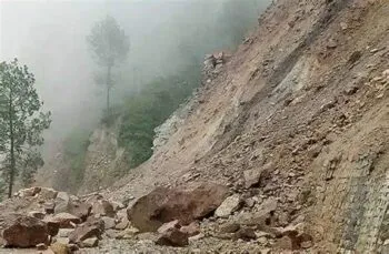 उत्तरकाशी: थत्यूड़ मोटर मार्ग में भूस्खलन से यातायात प्रभावित