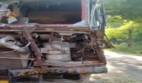 बिजनौर: दो ट्रकों के बीच जोरदार भिड़ंत, दोनों चालकों की मौत