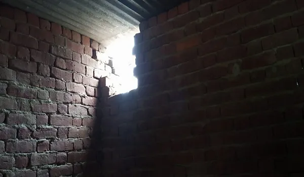 अमरोहा : चोरों ने दुकान में कुमल लगाकर तीन हजार की नकदी सहित उड़ाया लाखों का माल