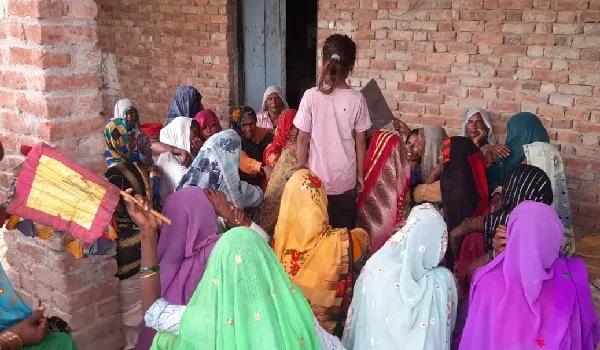 अमरोहा : टायर फटने से पलटा मिनी ट्रक, किसान की मौत, चार घायल