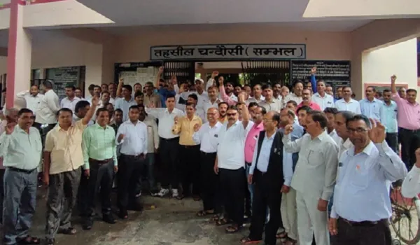 संभल : अधिवक्ताओं ने न्यायालयों का बहिष्कार कर किया प्रदर्शन