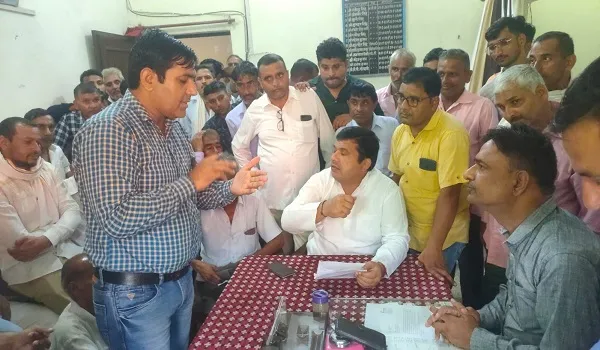 अमरोहा: किसानों ने गन्ना समिति का किया घेराव, धरना प्रदर्शन कर जताया विरोध