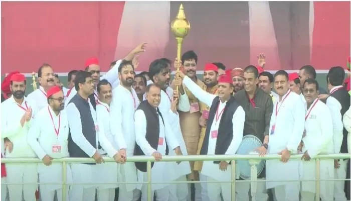 अखिलेश यादव को फिर मिली सपा की कमान, चाचा राम गोपाल ने किया ऐलान