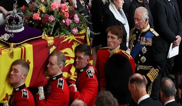 Queen Elizabeth II: महारानी के अंतिम संस्कार के पहले चार्ल्स ने अपनी मां की ‘‘आजीवन सेवा’’ को  किया याद