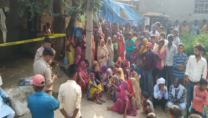 बाराबंकी: फावड़े से काटकर पति ने की पत्नी की निर्मम हत्या, ग्रामीणों ने आरोपी को पकड़कर किया पुलिस के हवाले