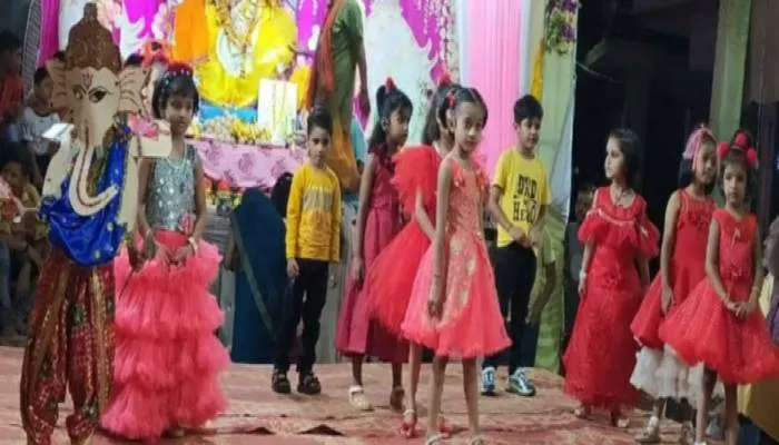 हरदोई गणेश महोत्सव: ‘ओ माय फ्रेंड गणेशा, तू रहना साथ हमेशा’, पर थिरके बच्चे