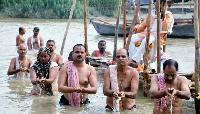 कानपुर: पूर्वजों की खुशी के लिये बीच गंगा में यजमान, वैदिक मंत्रों से गूंज रहे शहर के सभी घाट