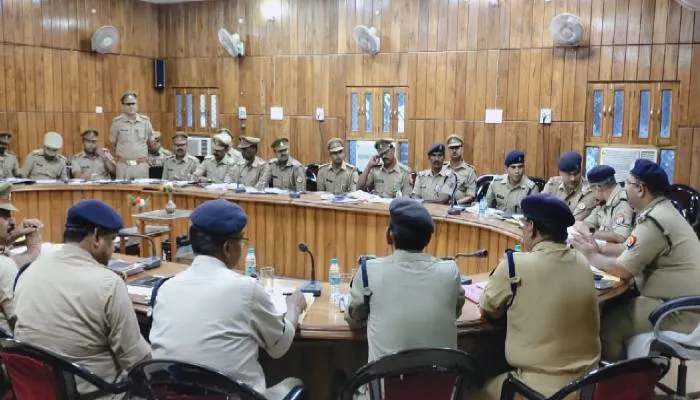 बहराइच: क्राइम मीटिंग में एसपी ने थानेदारों के कसे पेंच, बोले- घटनाओं पर अंकुश लगाएं …नहीं तो होगी कार्रवाई