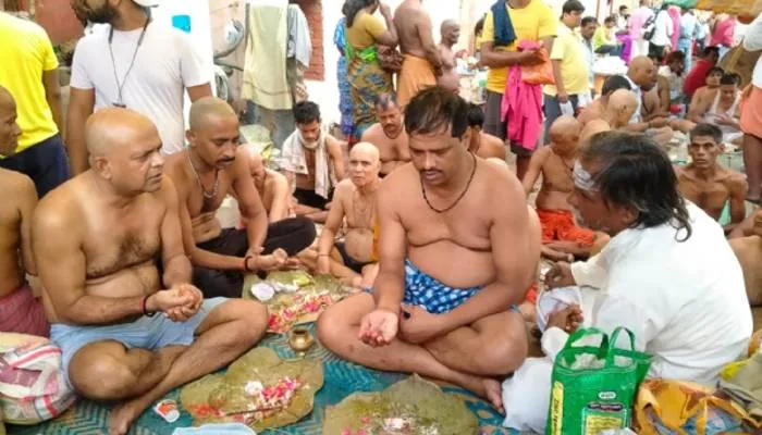 पितृपक्ष: अमावस्या पर लोगों ने पूरी श्रद्धा के साथ अपने पितरों को पिंडदान कर किया विदा