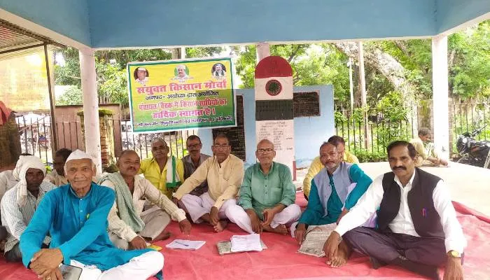 अयोध्या: ग्राम न्यायालय को लेकर किसानों ने शहीद स्मारक स्थल पर दिया धरना, जानें मामला