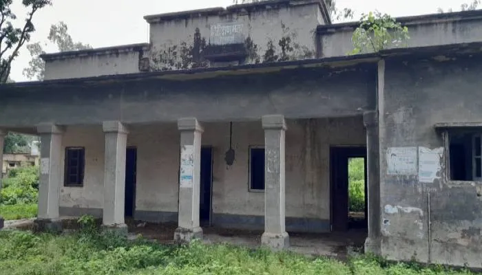 सीतापुर: नलकूप विभाग का गेस्ट हाउस बना खंडहर, अब जानवर करते हैं आराम