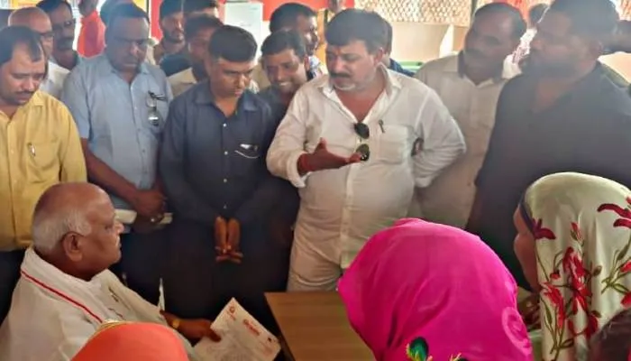 अयोध्या: सड़क चौड़ीकरण के लिये हो रहे ध्वस्तीकरण के खिलाफ लोगों ने सांसद को सौंपा ज्ञापन